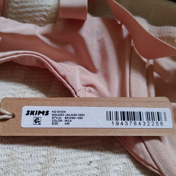 SKIMS Molded Unlined Demi Bra - Picture 13 of 14